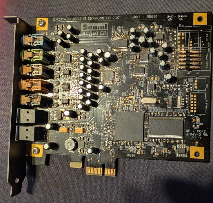 Placa de sunet Creative
 SoundBlaster X-FI Titanium (SB0880)