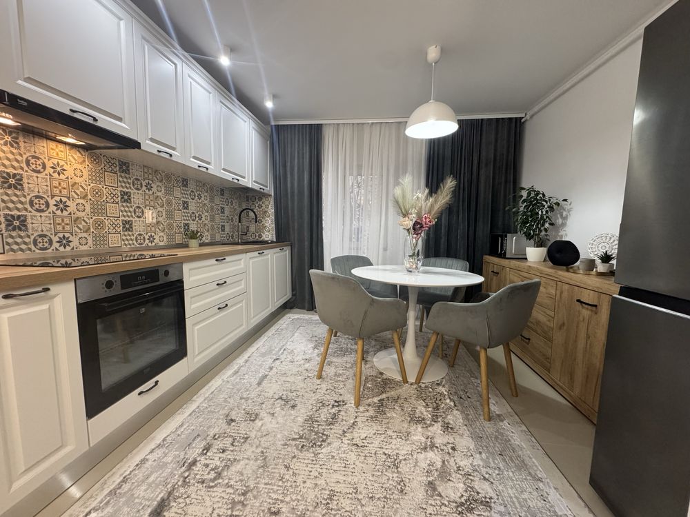 Apartament 3 camere zona  Casa de Asigurari( in spate la Pressco)