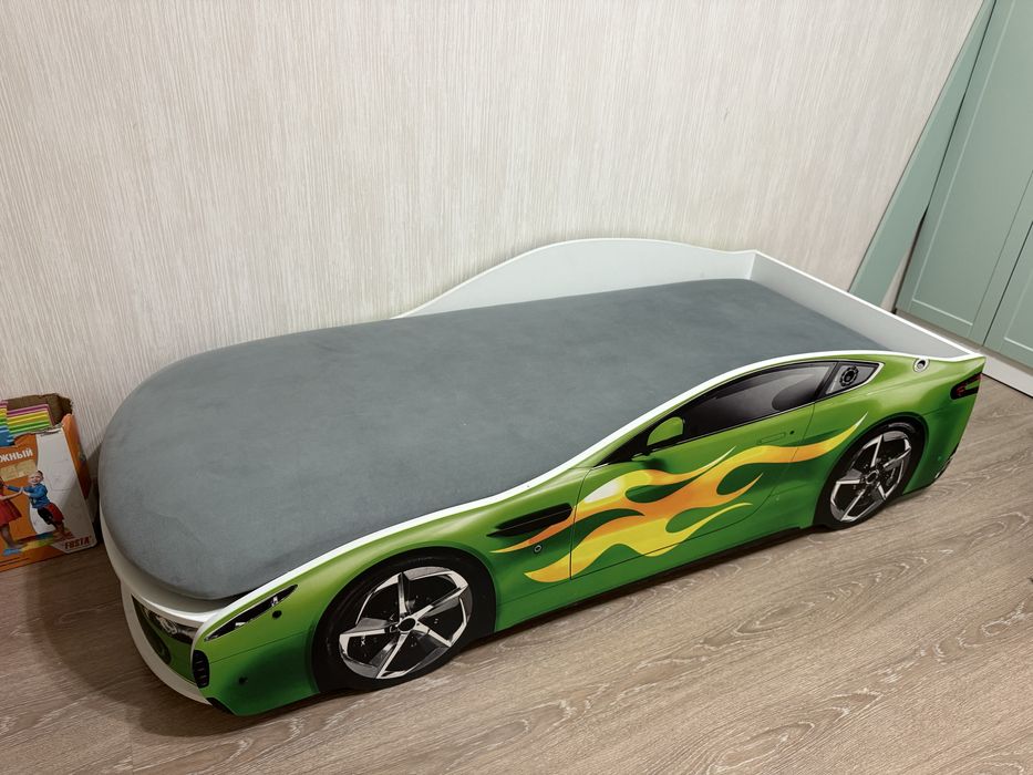 Детская кровать в идеальном сомтоянии