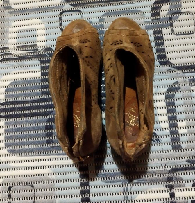 Sandale tip botina, decupate la varf, mărimea 37