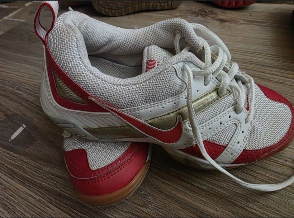 Incaltaminte + haine
Cizmele roz îmblănite 25 cm-20 ron
Cizmel