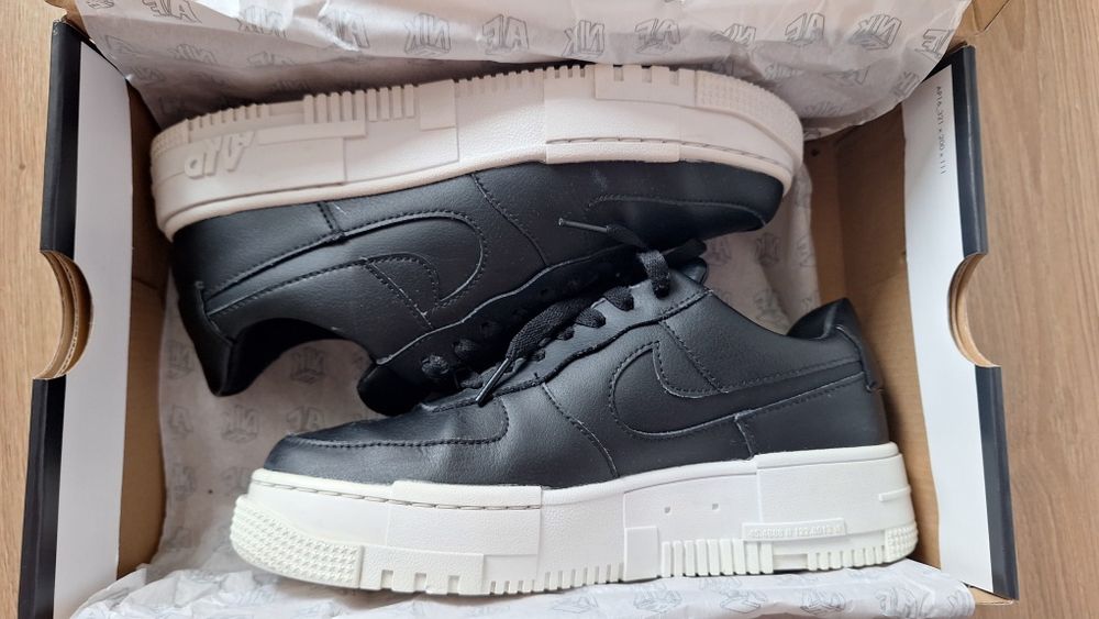 Nike Air Force 1 Pixel