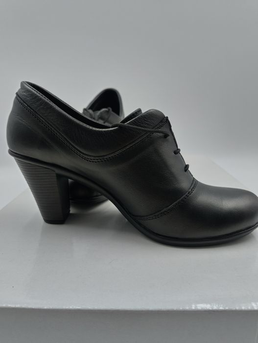 Елегантни дамски обувки от естествена кожа