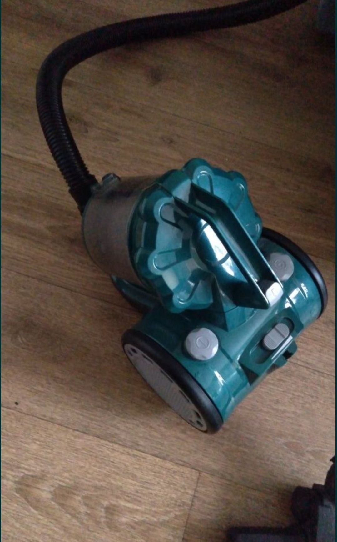 Продам новый пылесос vitek 8137. Пользлвался неделю. Нет обмена