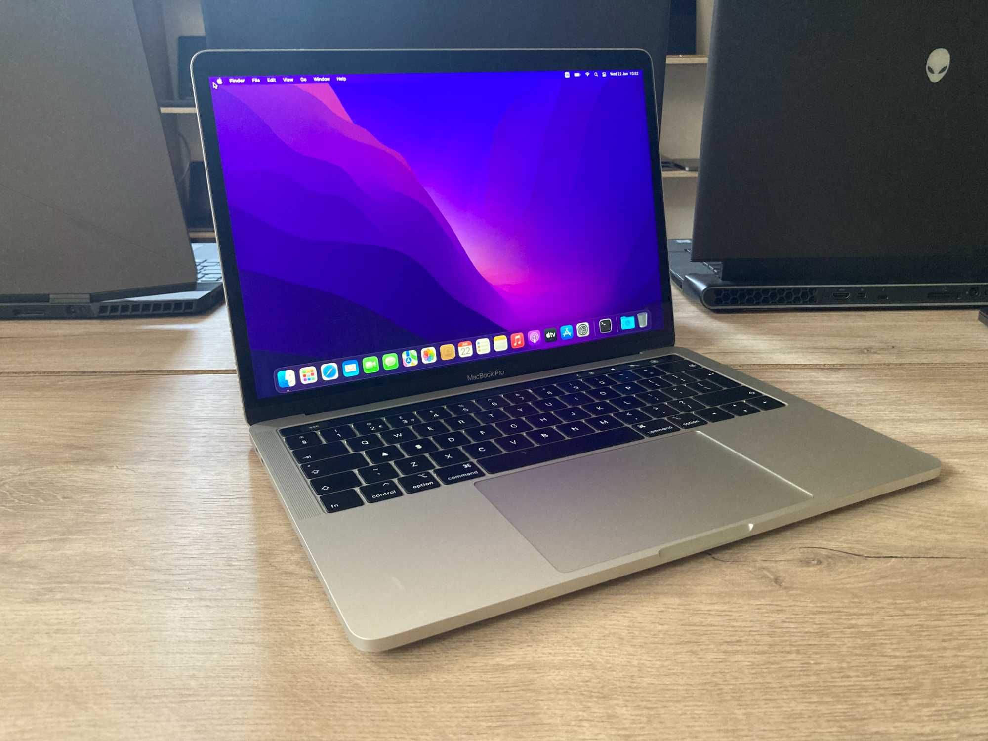 Лаптоп Apple Macbook PRO 13 2018 I7 8GB 256GB SSD с гаранция A1989