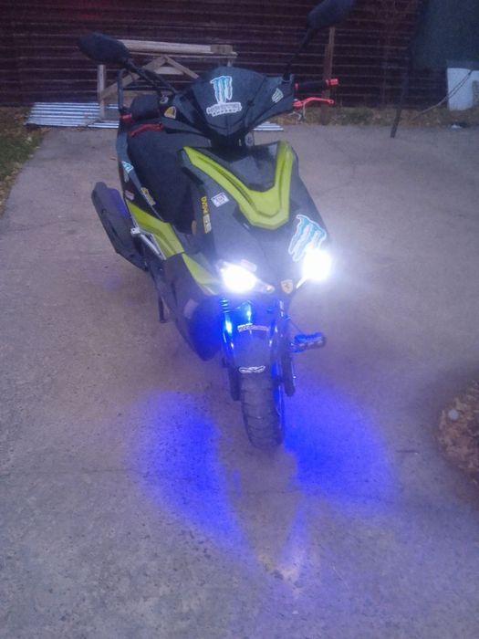 Скутер на ходу.