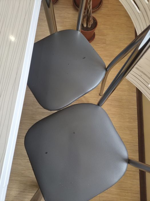 Маса за хранене със четири стола