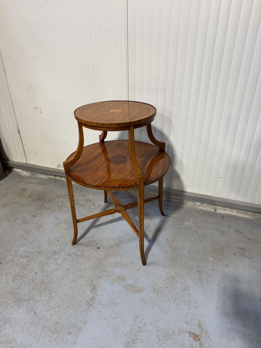 Masuta deosebita din lemn cu doua blaturi