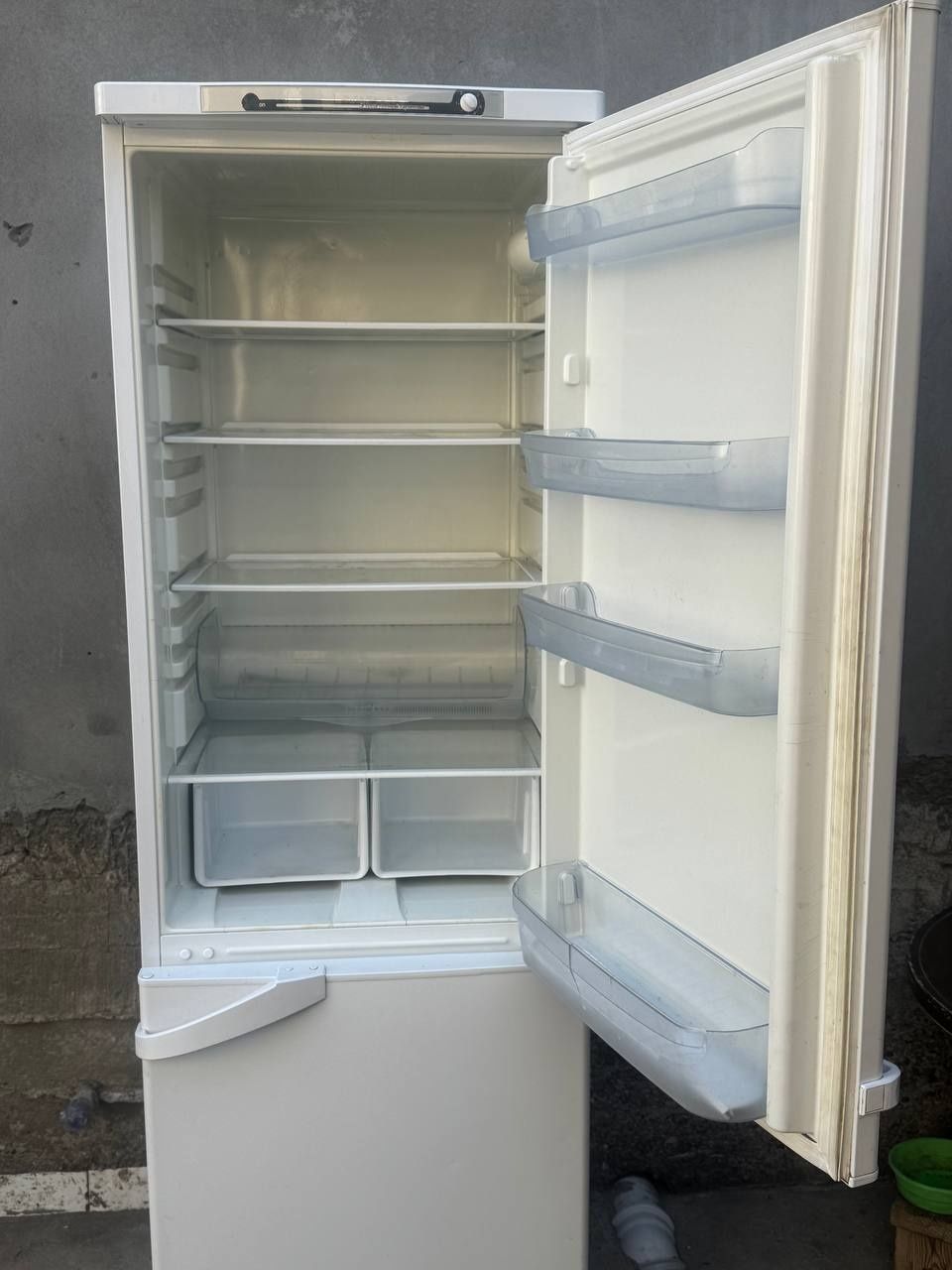 Продается срочно холодильник Indesit
