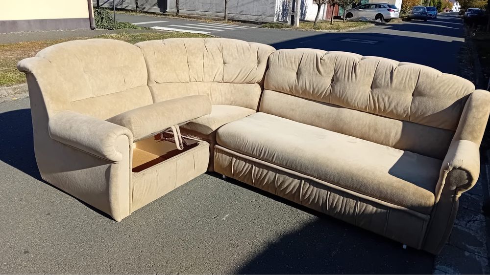 Coltar extensibil cu loc pentru haine