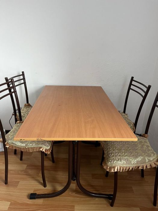 Стол вместе со стульями