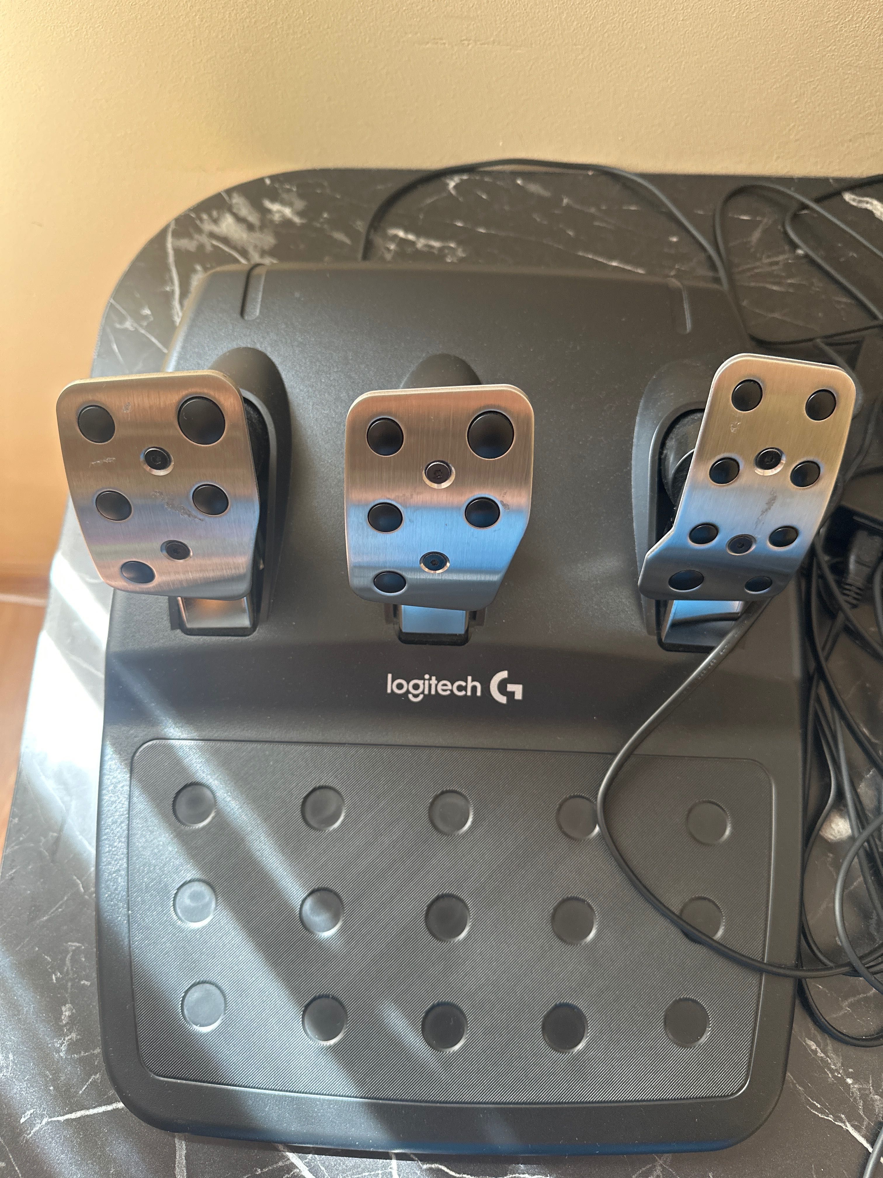 PS4 с два джойстика ВоланLOGITECH  и скоростен лост LOGITECH и 4 игри