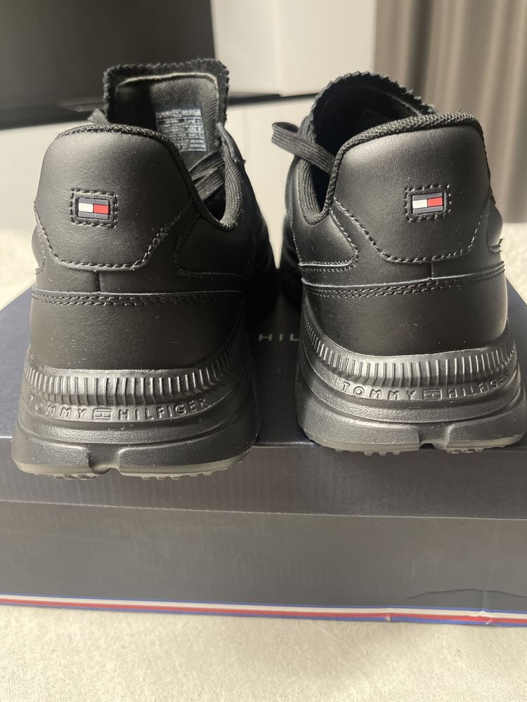 Tommy Hilfiger marimea 43 noi