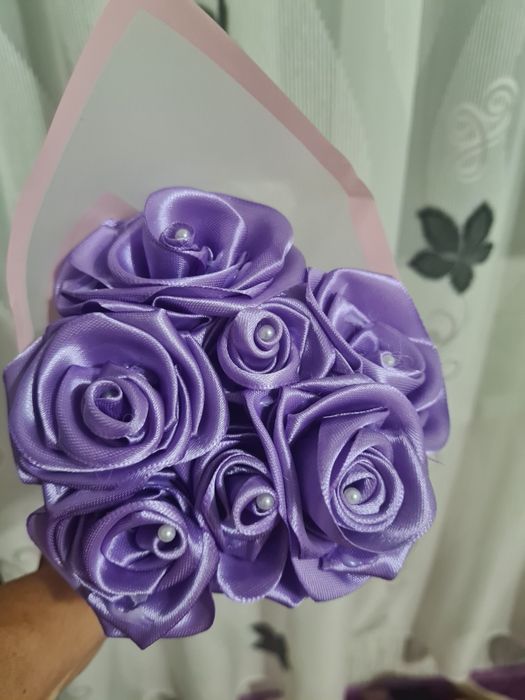 Вечни сатенени рози