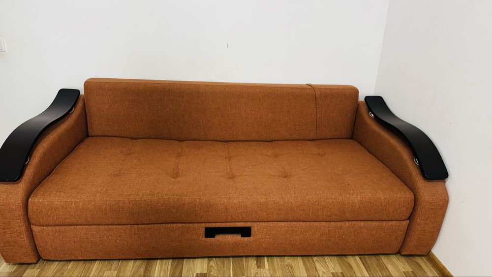 Стол стульясымен 30 мын сатамын!Диван 50 мынга сатам кошуиме байланыст