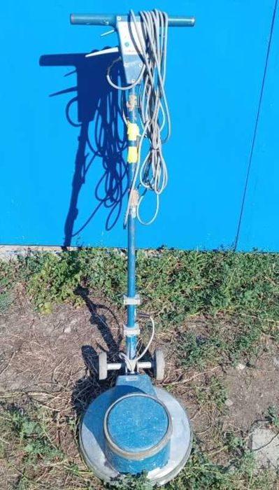 Монофазна полираща машина за подове Columbus в много добро състояние.