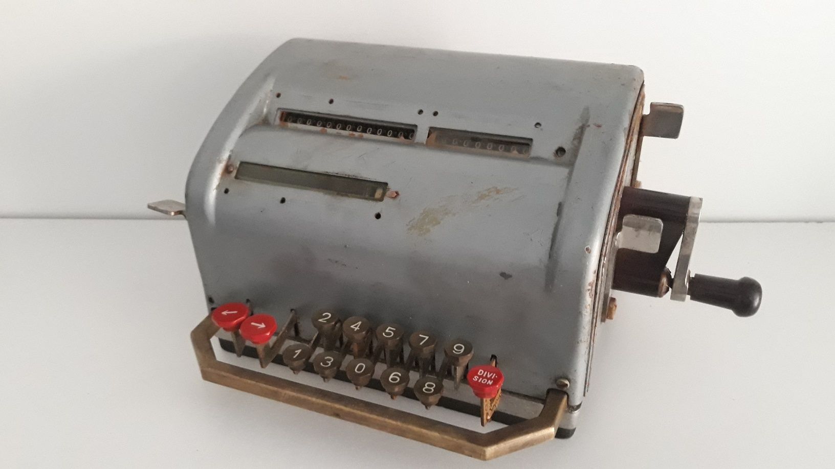 Антикварна немска сметачна машина от средата на миналия век