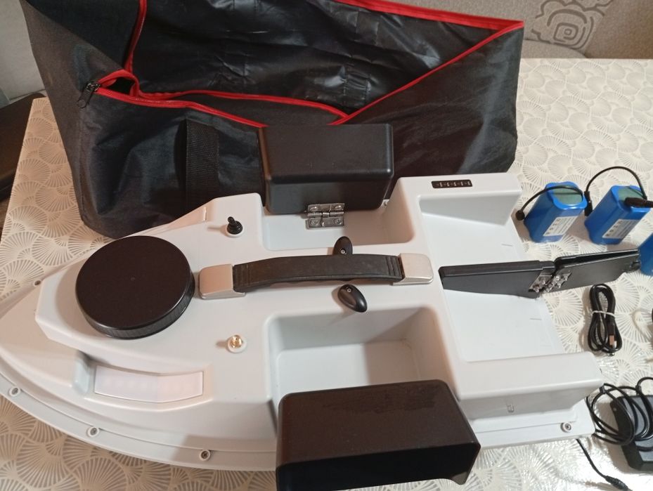 Лодка за захранка D19