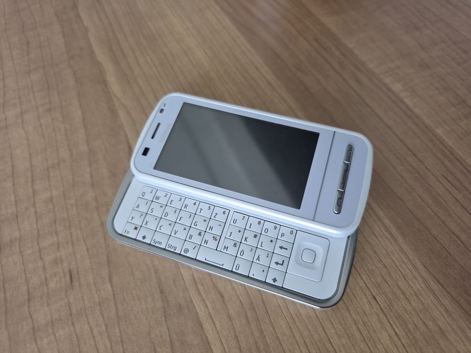 Nokia C6-00 White Edition