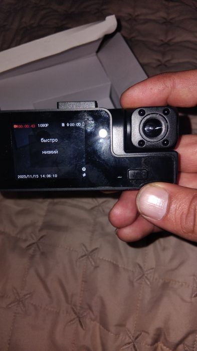Видеорегистратор новый, две камеры. Качество hd1080.