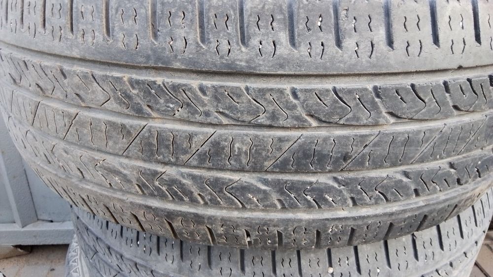 Продам два комплекта шин R17