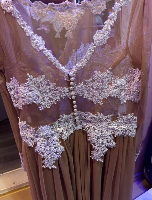 Vand rochie nude cu dantela alba