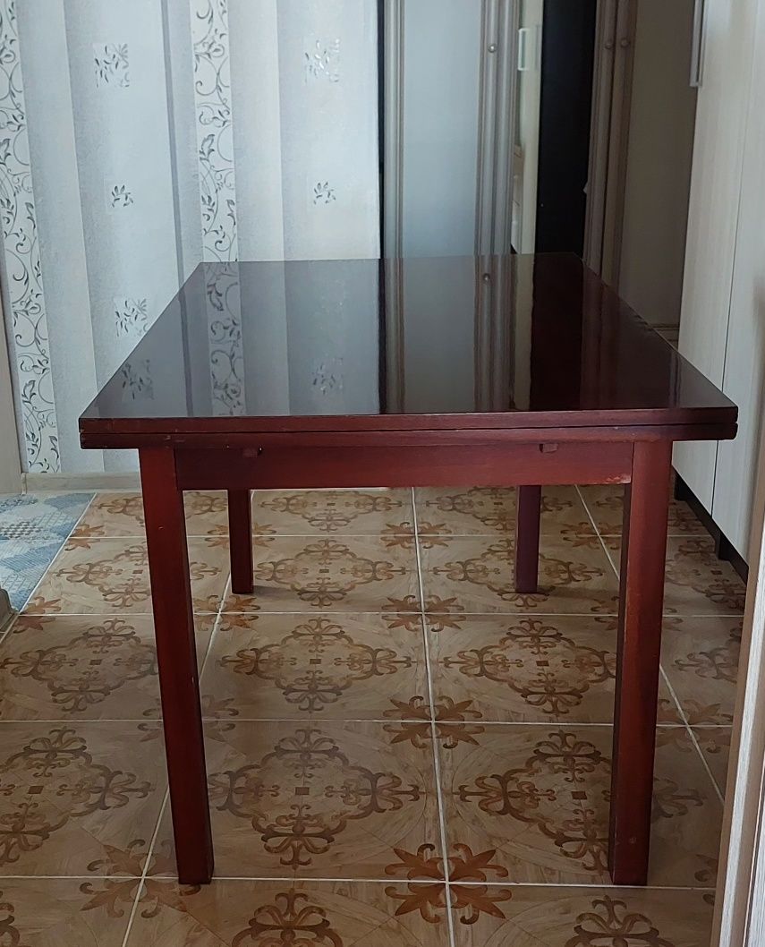 Стол из натурального дерева, раздвижной, размер 80 х 120.