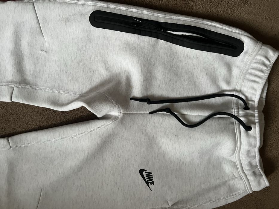 Екип на Nike бял