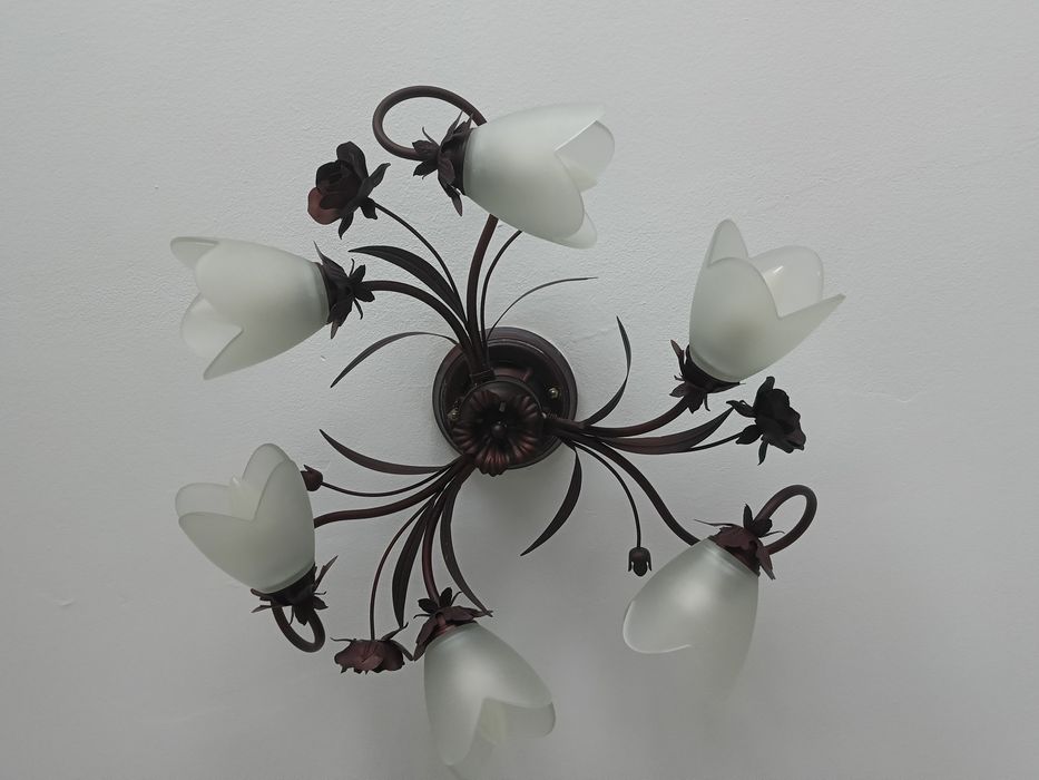 Продам 2 люстры в хорошем состоянии