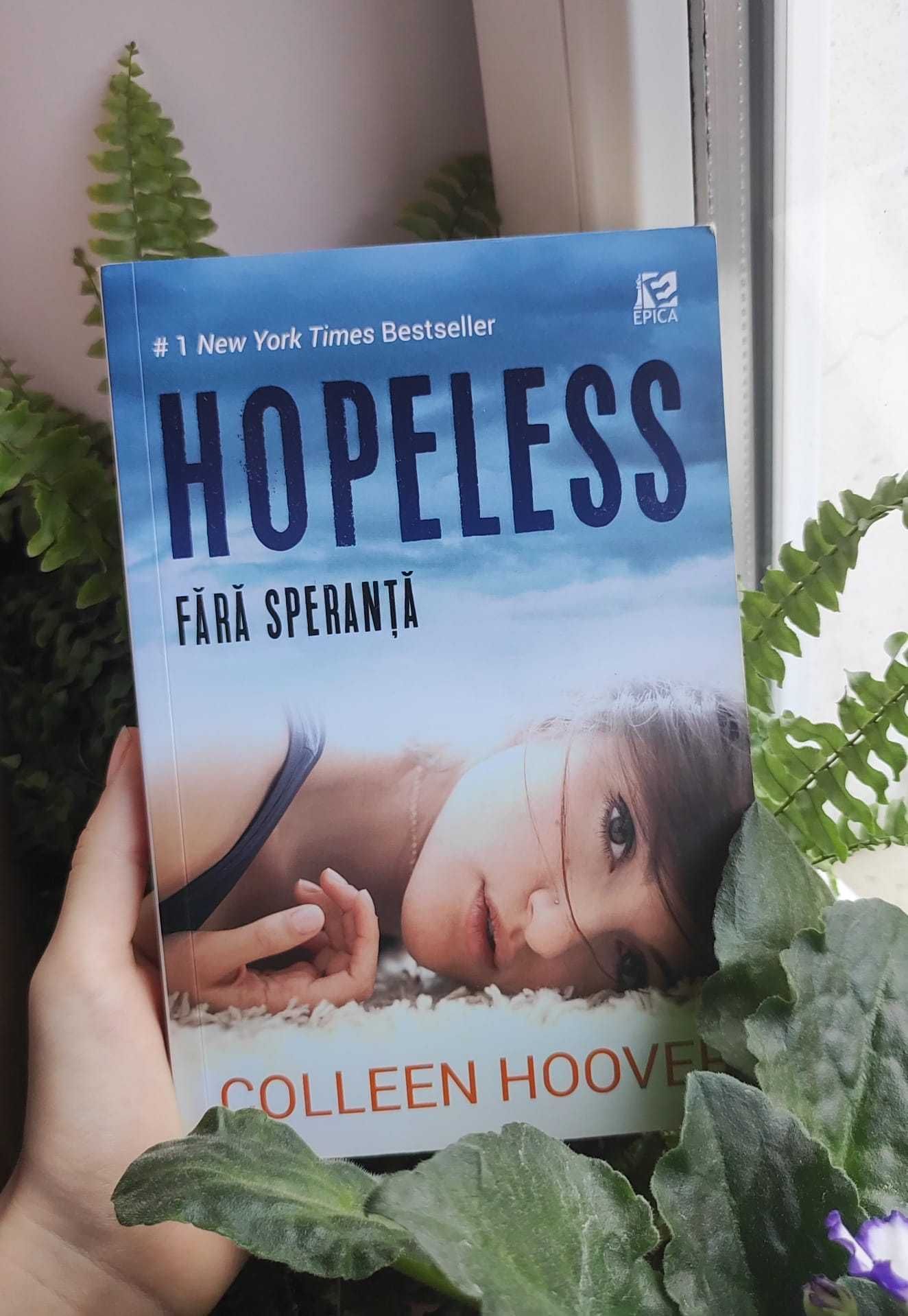 Romanul "Hopeless: Fara Speranta" de Colleen Hoover