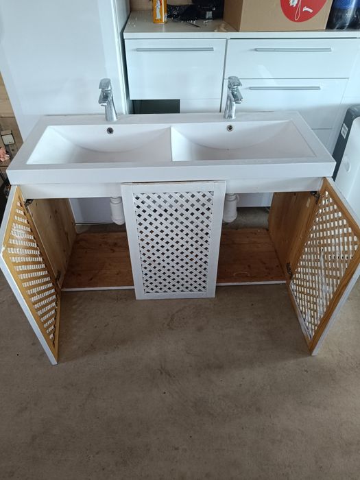 Chiuvetă dublă cu mască suspendată