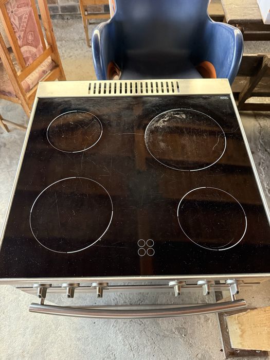 Иноксова готварска Печка с керамични котлони Gram