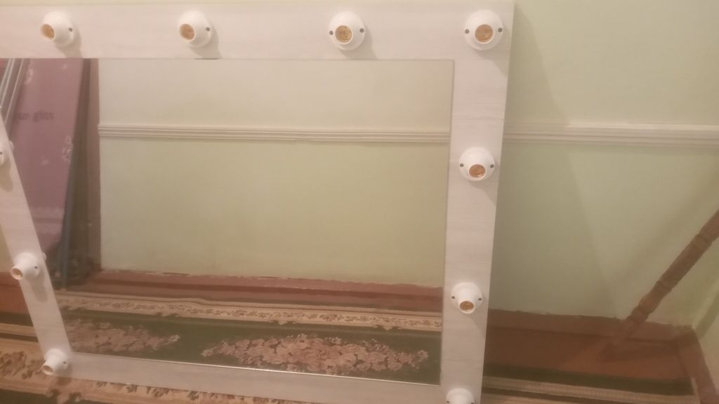 Подставка с зеркалом для салона красоты