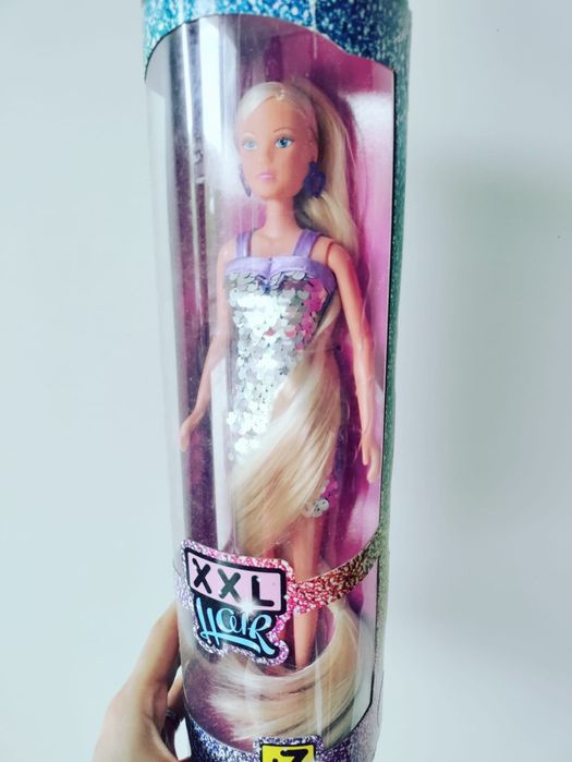 Papusa tip Barbie cu par foarte lung