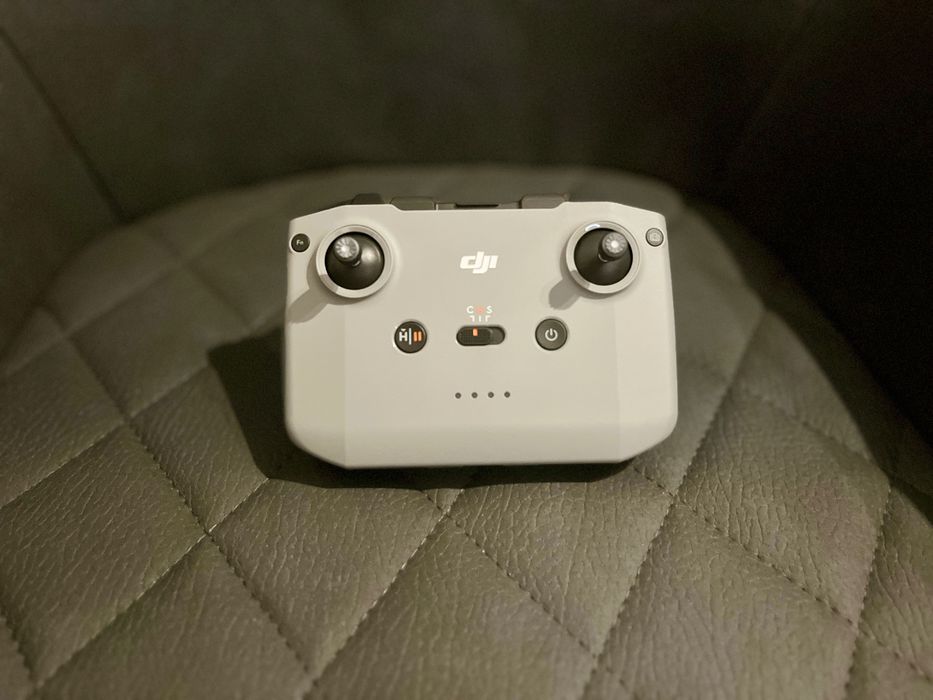 Дрон DJI NEO с чанта към него