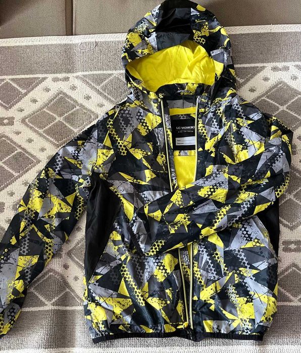 Продам ветровку  на 9-10 лет