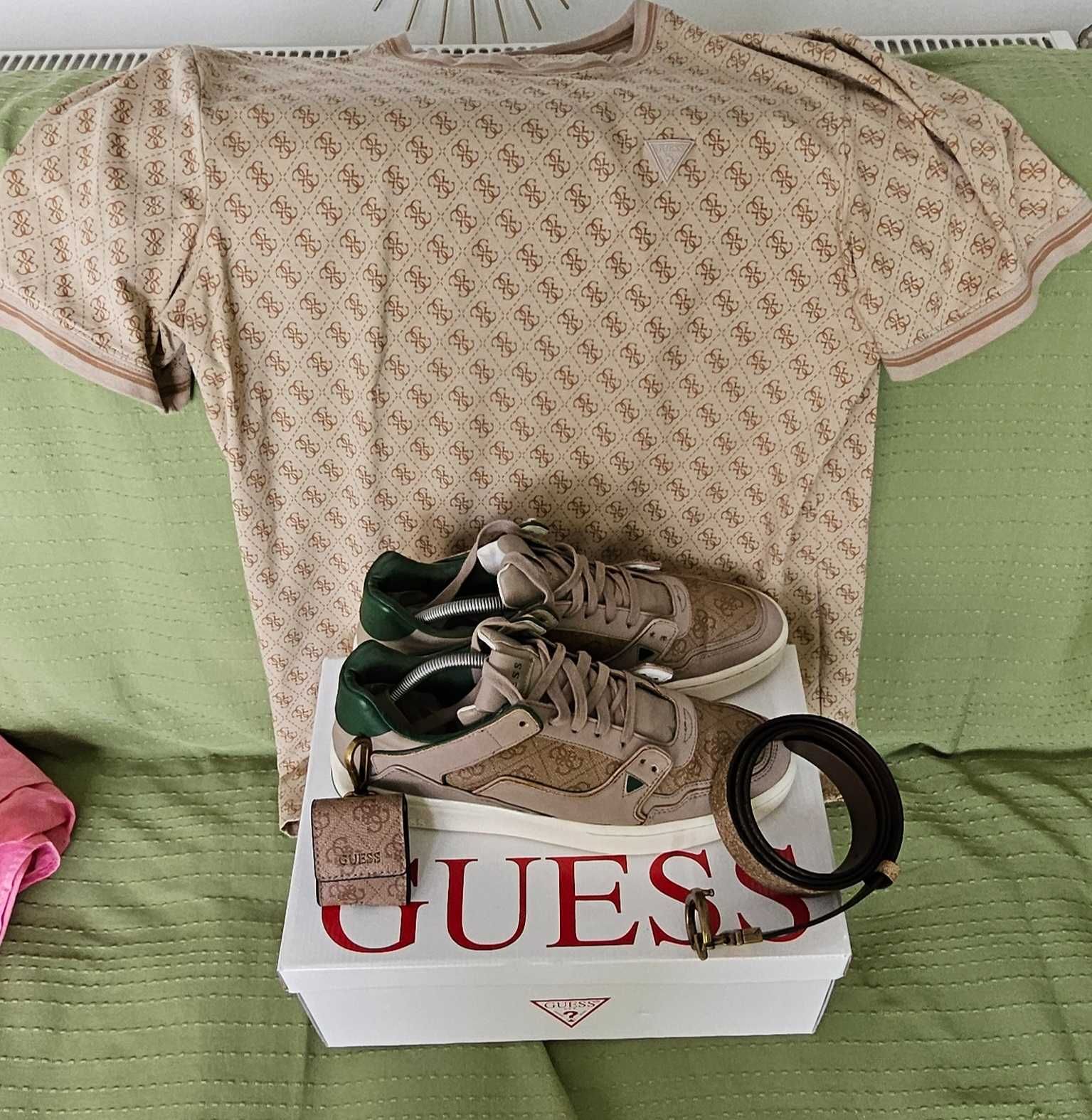 Set Pantofi Sport GUESS, tricou, curea, husa AirPods