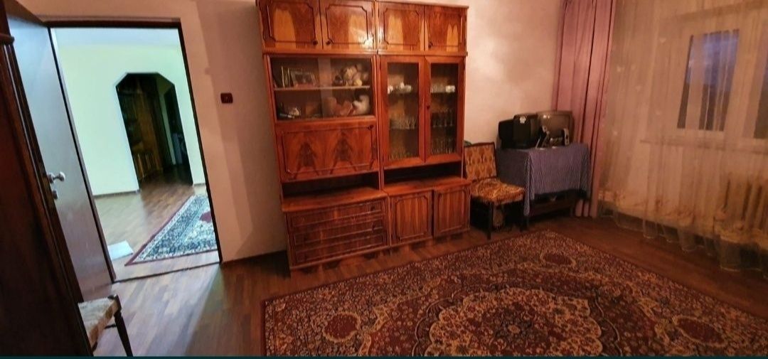 Apartament 3 camere, decomandat,

boxa, Rovine