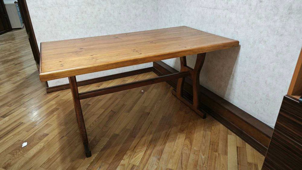 продается деревянный Стол и стулья