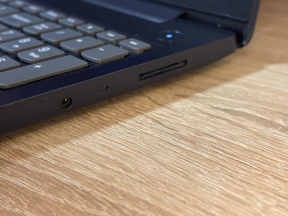 Laptop Lenovo IdeaPad 3 15IML05 cu procesor Intel Pentium Gold