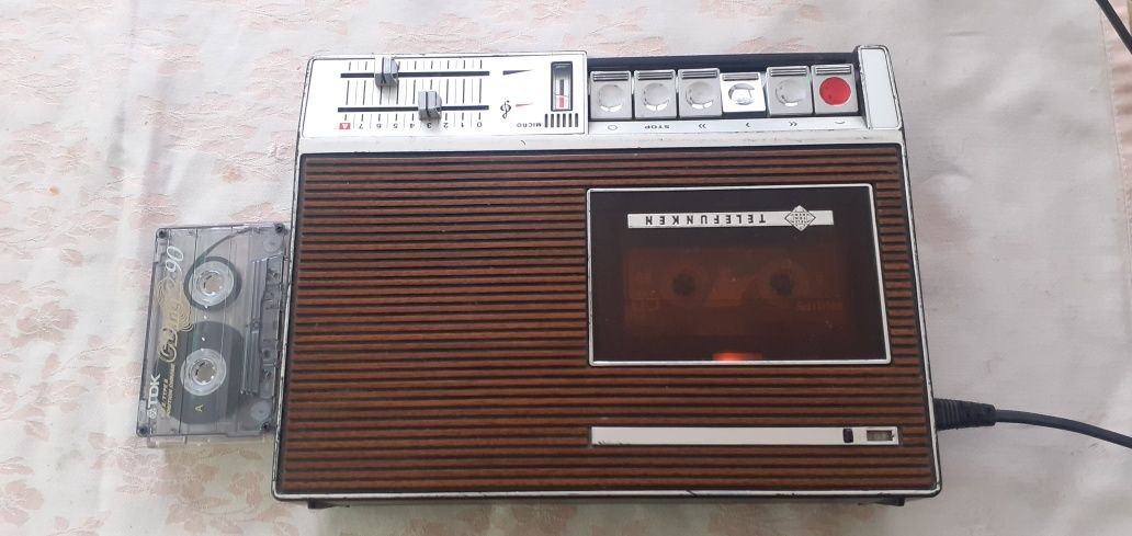 Radio retro. Casetofon de colecție Telefunken