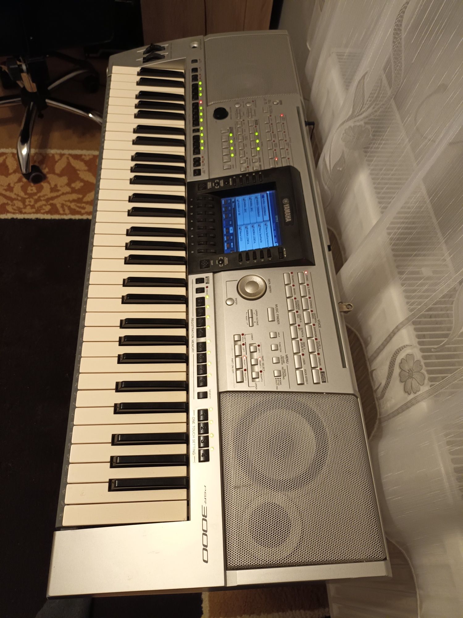 Yamaha psr 3000 cu microfon + stativ