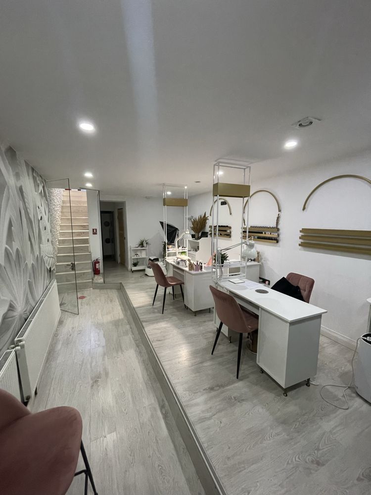 Afacere la cheie Vand spatiu comercial amenajat salon de infrumusetare