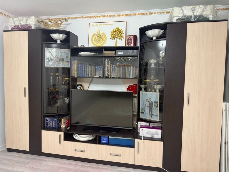 Горка шкаф для зала