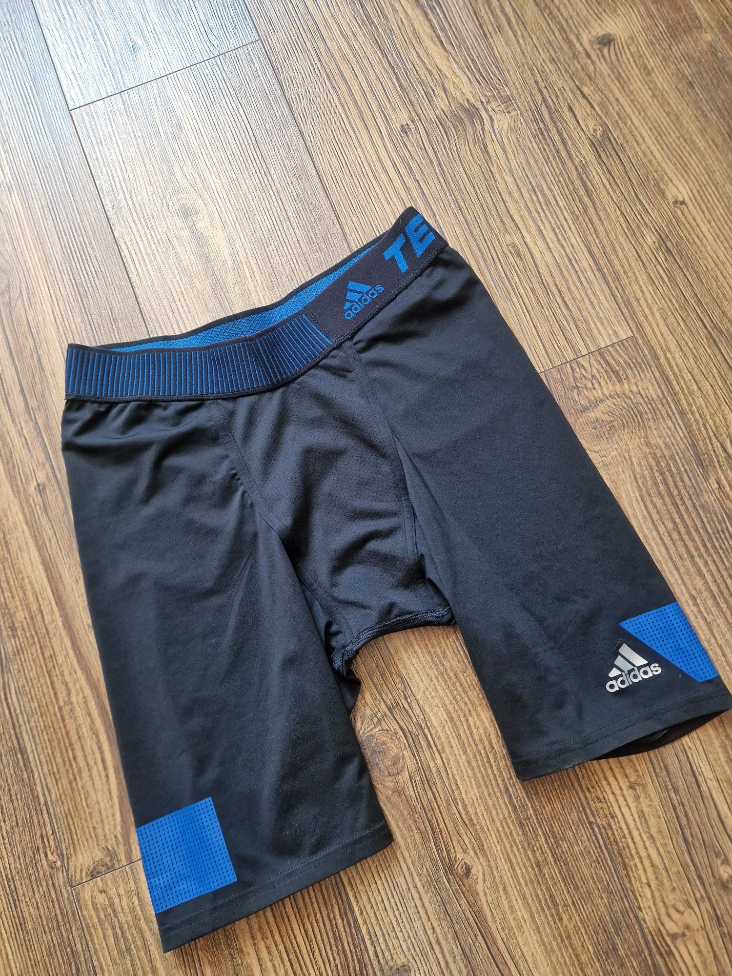 Страхотен мъжки къс клин ADIDAS TECHFIT  размер L