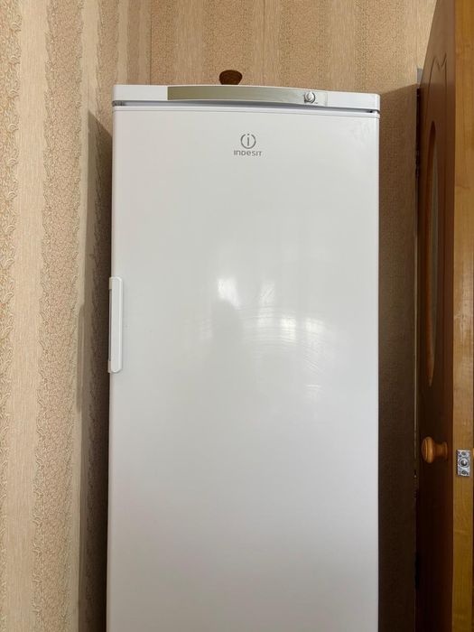 Продам морозильник Indesit