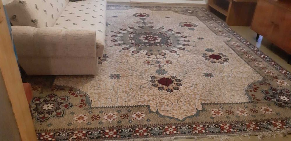 Голям български персийски килим размери 3м/4м.