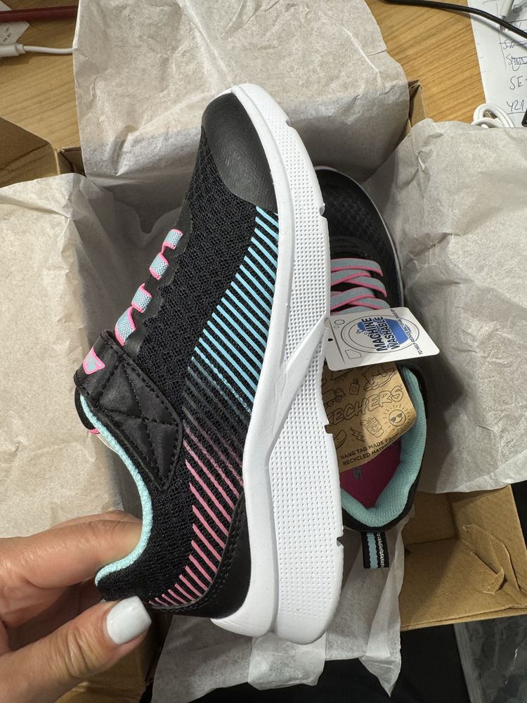 Чисто нови детски маратонки Skechers