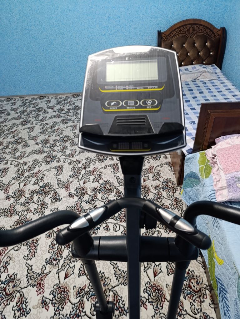 Fitnes Velotrenajor -ko'p funksiyali, displeyda kJ va km ni ko'rsatib