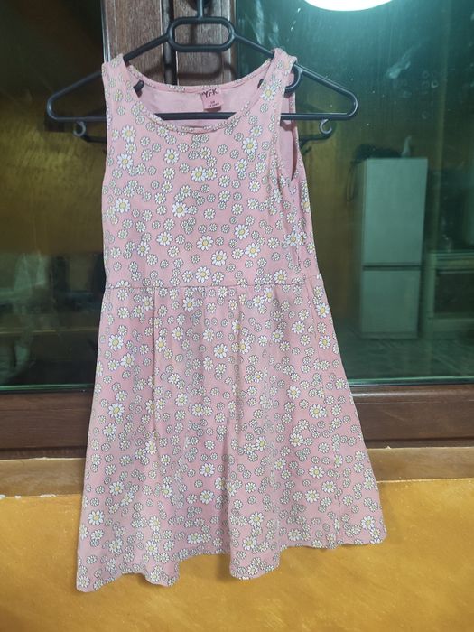 Роклята е в добро състояние